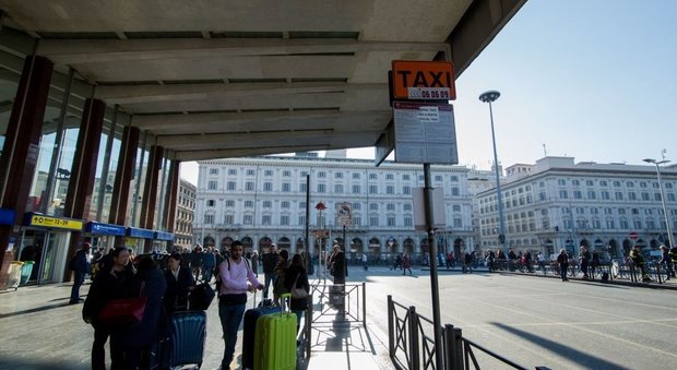 Roma, malore sulla scala mobile della metro: soccorsa turista