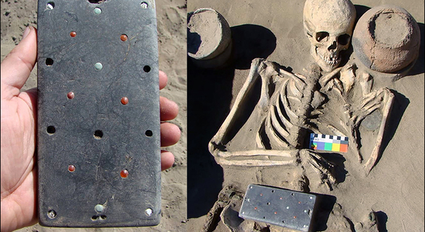 Archeologi trovano un iPhone di 2.100 anni in una tomba dell'Atlantide russa