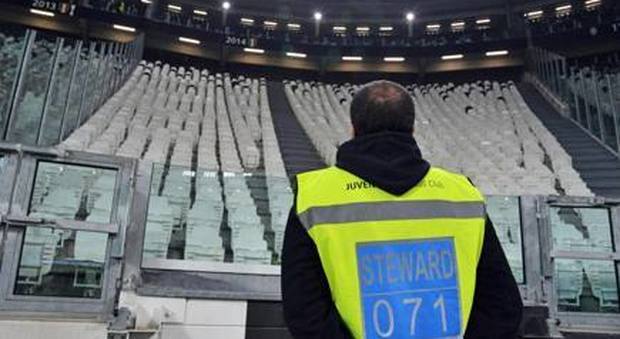 Calcio, negli stadi italiani è fuga di steward: si rischia troppo e si guadagna poco