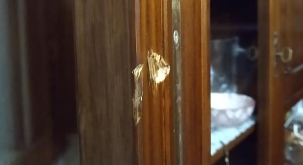 I danni provocati dai ladri per entrare nell'appartamento di via Ottavi
