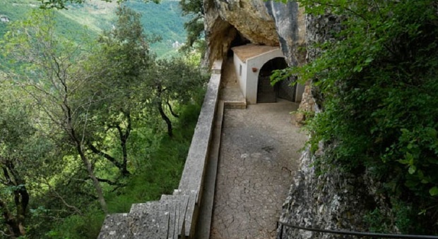 Un eremo fiabesco spunta dalla roccia. La grotta di Santa Sperandia, nel verde tra San Severino e Cingoli