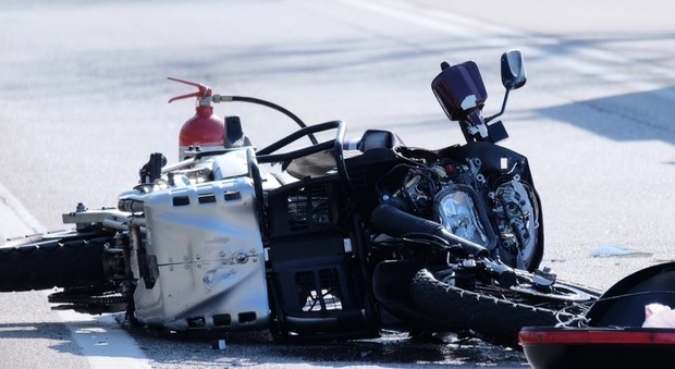 Terribile schianto con la moto contro una Opel corsa: Davide muore a 36 anni