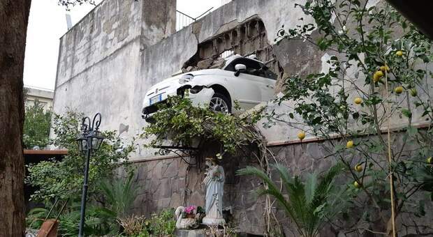 Auto sfonda il muro e resta sospesa nel vuoto nel Napoletano: «È un miracolo, è stata la Madonna»