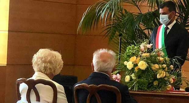 Bari, coppia di anziani si sposa in comune. Il sindaco De Caro: «L'amore ti sorprende sempre»