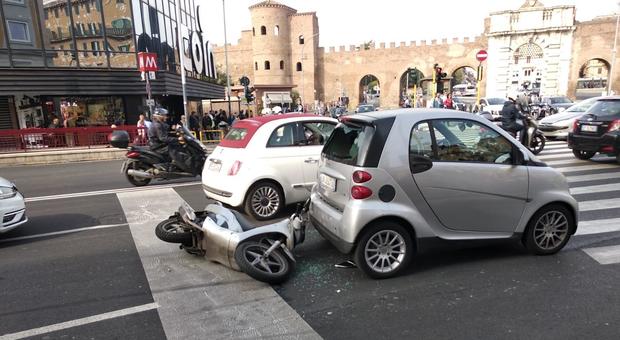 Roma, si schianta in una smart e rischia la decapitazione: incidente choc a piazzale Appio