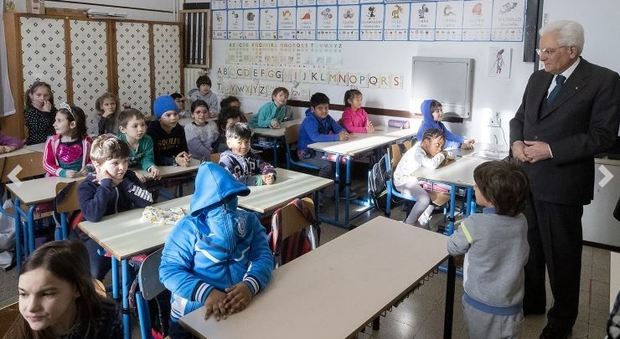Coronavirus, Mattarella visita a sorpresa la scuola multietnica all'Esquilino. La preside: «Ha voluto stringere le mani ai bambini»