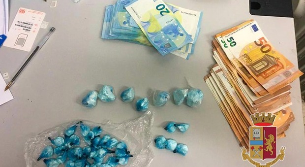 La droga e i soldi sequestrati dalla polizia a Foligno