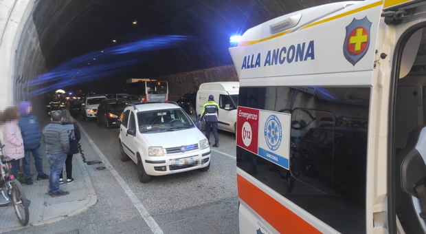 Tamponamento a catena nella galleria Risorgimento ad Ancona: cinque auto coinvolte e due feriti. Traffico in tilt