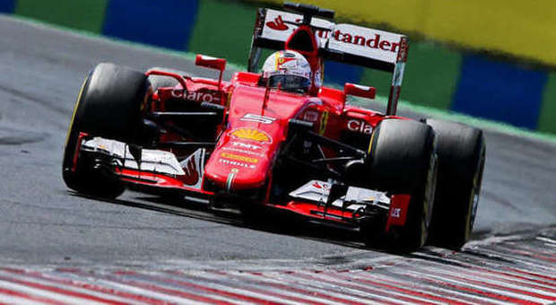 La Ferrari di Sbastian Vettel durante la cavalcata trionfale a Budapes