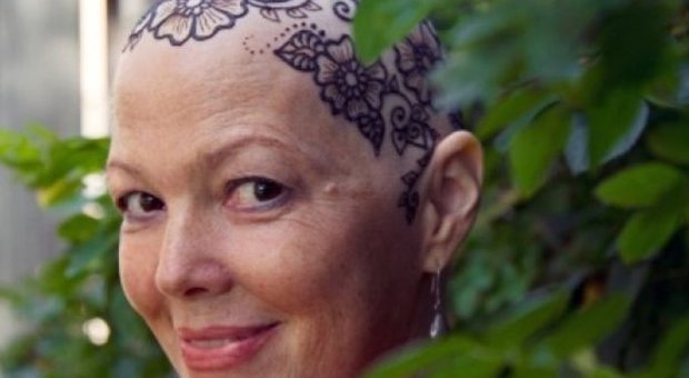 Un tatuaggio all'henné per ridare bellezza alle donne malate di cancro