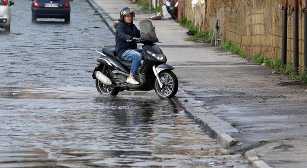 Bomba d'acqua in Campania, scuole chiuse a Napoli, Salerno e Benevento anche mercoledì: altre 24 ore di allerta meteo