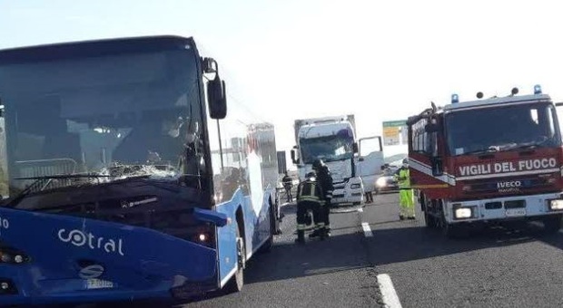 Roma, incidente tra pulman e auto a Torrenova: venti feriti, due sono gravi