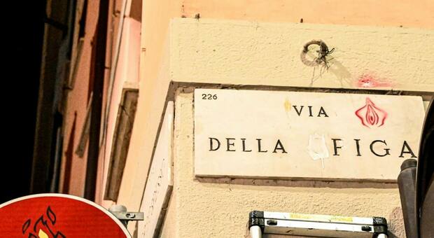 Milano, il blitz di "Non una di meno" cambia i nomi alle strade: «Sempre dedicate a uomini, stupratori e colonizzatori»