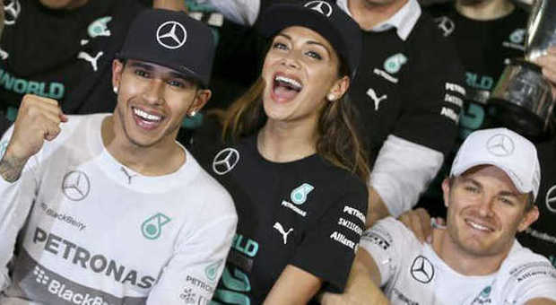 Lewis Hamilton festeggia con la fidanzata e Nico Rosberg