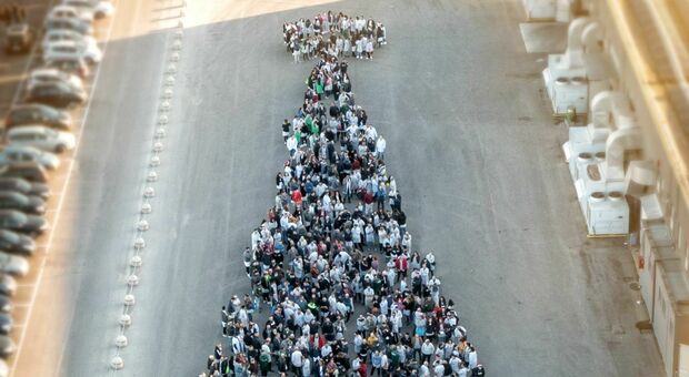 Albero di Natale "umano" da record: 1.500 dipendenti di un'azienda nel Salento festeggiano così la rinascita dopo la crisi
