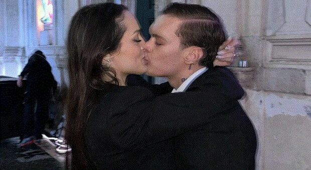 Blanco, il bacio con la fidanzata Martina sotto la pioggia fa impazzire i fan: chi è la ballerina che ha stregato il cantante