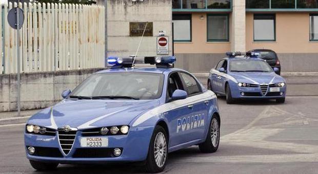 Denunciati dalla polizia due minorenni a Città di Castello: danneggiano e imbrattano auto in sosta