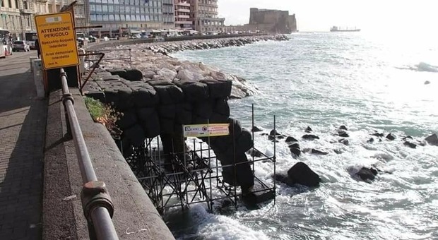 Napoli, la devastante mareggiata che ha colpito il lungomare, risparmia l'antico e precario molo borbonico