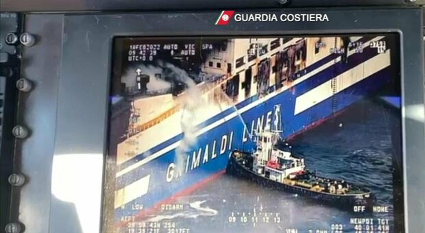 Rogo sul traghetto dalla Grecia, i passeggeri: «Donne e bambini in lacrime, abbiamo visto la morte in faccia»