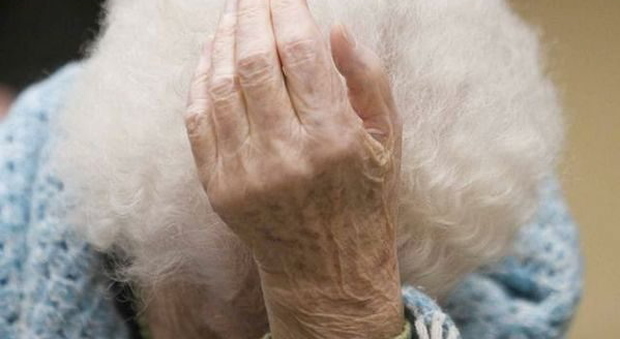 Sfrattata a 92 anni: servono i soldi per pagare l'ospizio alla sorella 90enne