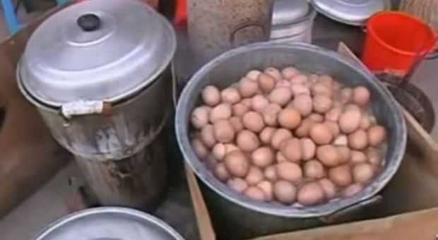 VIDEO| Uova bollite nell'urina di ragazzi vergini, torna il piatto tipico pasquale in Cina