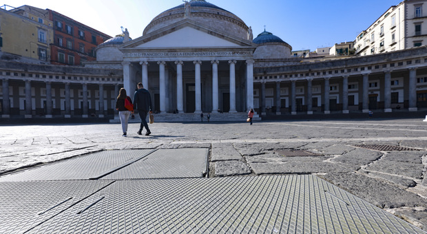 Napoli, altolà del ministero: stop alle grate del metrò in piazza del Plebiscito