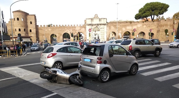 Tampona una smart con lo scooter in piazzale Appio e rischia la decapitazione, grave 58enne
