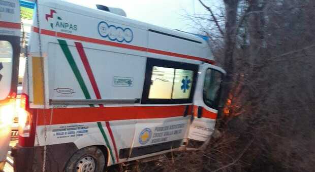 Ambulanza si schianta contro un albero, ferito un giovane milite