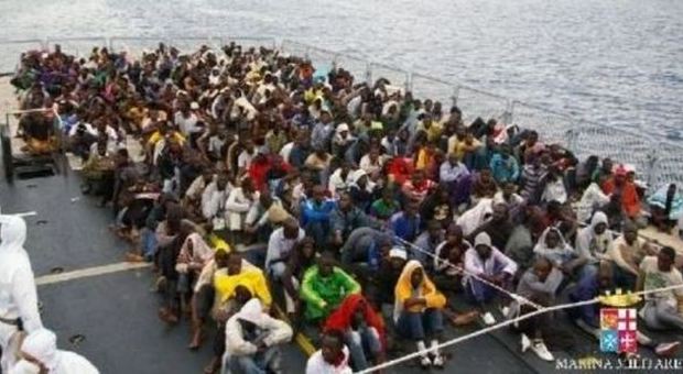 Reggio Calabria, sbarcati 515 migranti: sulle navi anche due cadaveri