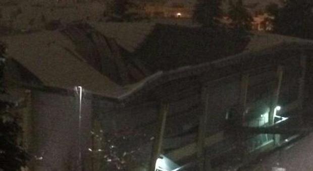 Ascoli, tetto della palestra della scuola crolla sotto il peso della neve