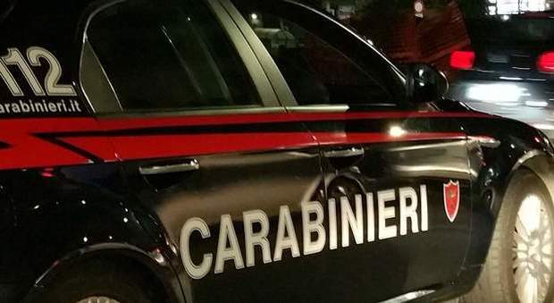 Incontra l'ex-moglie, la tormenta e poi assale i carabinieri: denunciato