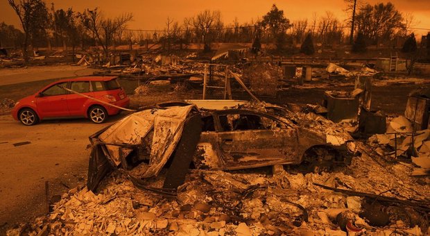 California in fiamme: 2 morti e 9 dispersi, 38mila sfollati e 500 case distrutte