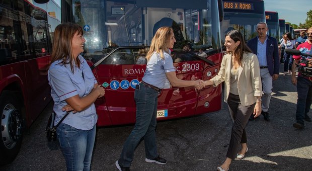 Raggi a Tor Bella: «Ecco 80 nuovi bus». La polemica: «Teatrino mediatico»