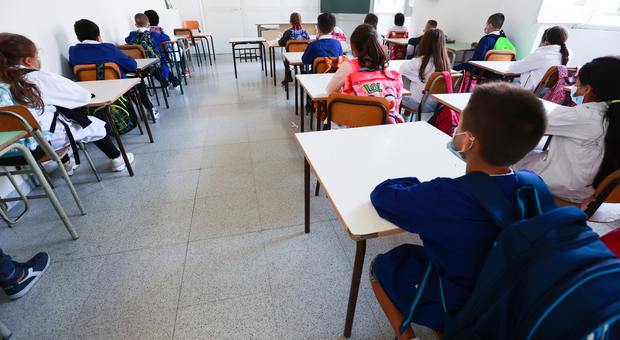 Riapertura scuole, a Napoli doppi turni e caos: 100 banchi per 690 allievi
