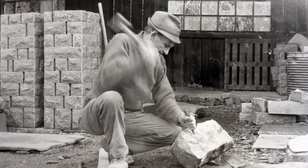 Quelle vite incise nella pietra: l'arte dello scalpellino, in un libro la storia di 200 famiglie e le opere immortali