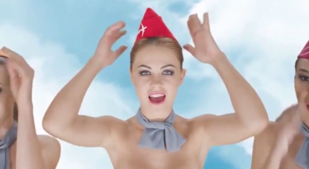 Hostess nude per la pubblicità della compagnia aerea: il video viene tacciato di sessismo