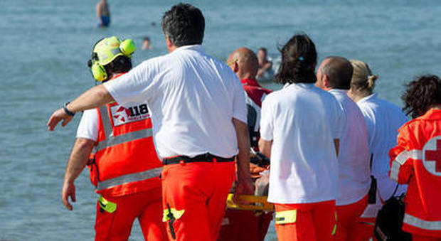 Cagliari, fa il bagno in mare, esce col mal di testa: sviene e muore in spiaggia davanti ai bagnanti