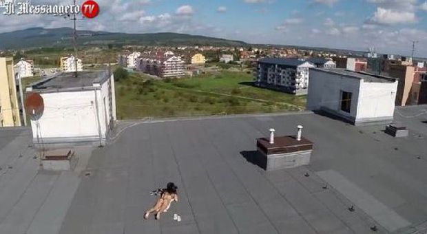 Incidente sexy, il drone si alza in volo e scopre la ragazza nuda sul tetto