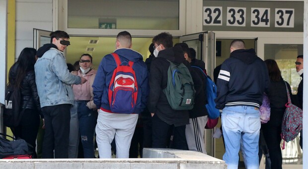 Benevento, crollo in classe: rischiata la tragedia in una scuola