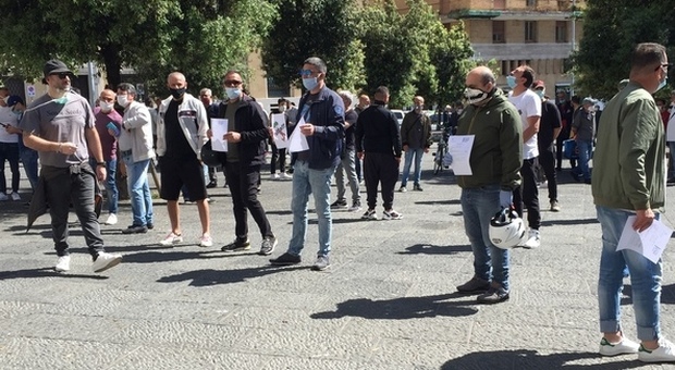 Fase 2 a Napoli, i tassisti in piazza bruciano simbolicamente le licenze