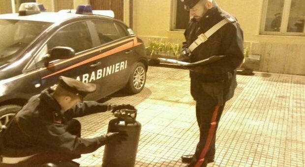 Minaccia di far esplodere bombola del gas ma viene arrestato dai carabinieri
