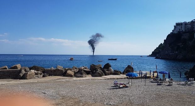 Il tender in fiamme al largo di Amalfi