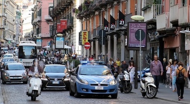 Napoli, choc in via Toledo: 68enne accoltella la compagna in strada tra la folla
