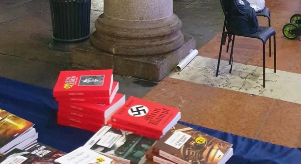 Milano, il Mein Kampf di Hitler in vendita su una bancarella in piazza del Duomo