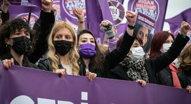 Violenza donne, mobilitazione in tutto il mondo contro il ritiro della Turchia dalla Convenzione di Istanbul