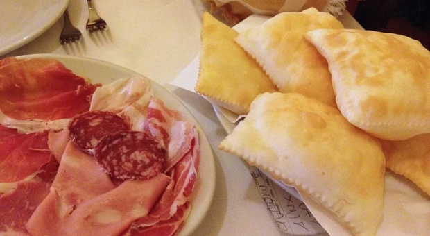 Cena da 845 euro in un chiosco a Modena: «Gnocco fritto e tigelle a peso d’oro». La titolare: avete mangiato tanto