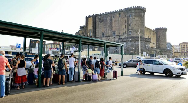 Taxi, l'Antitrust richiama Roma, Milano e Napoli: «Servizio scadente, adeguare il numero di licenze»