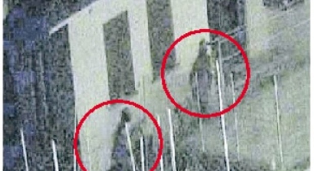 Due malviventi immortalati dalle telecamere mentre entrano in una casa di Fregona vicino al municipio