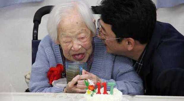 Ha 117 anni ed è giapponese la donna più vecchia del mondo: «Dormo 15 ore e mangio tre volte al giorno»