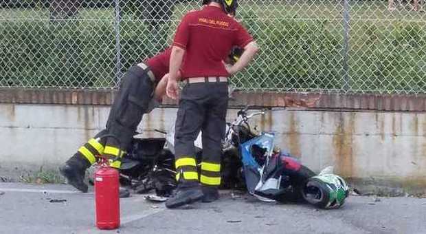 Con la moto contro un'auto, muore a 24 anni sulla Pontebbana